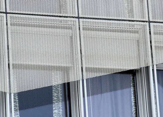 Dettaglio maglia metallica di facciata